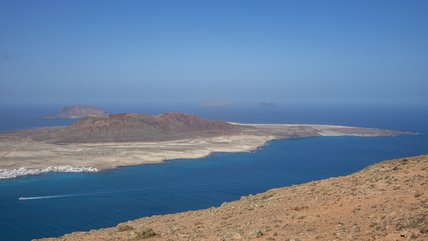 die Aussicht vom Mirador del Río auf La Graciosa mit Montaña Clara und Alegranza des Chinijo-Archipels im Hintergrund