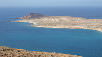 Blick von Lanzarote über die Meerenge El Rio auf La Graciosa mit Montaña Amarilla