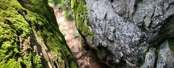 Eintritt durch einen Felsspalt zum Klettersteig durch die Hirschsteine