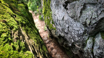 Eintritt durch einen Felsspalt zum Klettersteig durch die Hirschsteine