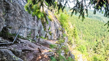 der Klettersteig ist mit Handläufen und Eisentritten gesichert