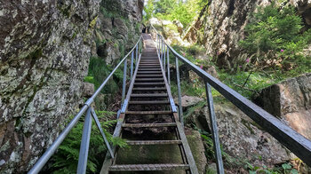 Metalltreppe in einer Schlucht zwischen den Steilwänden der Hirschsteine