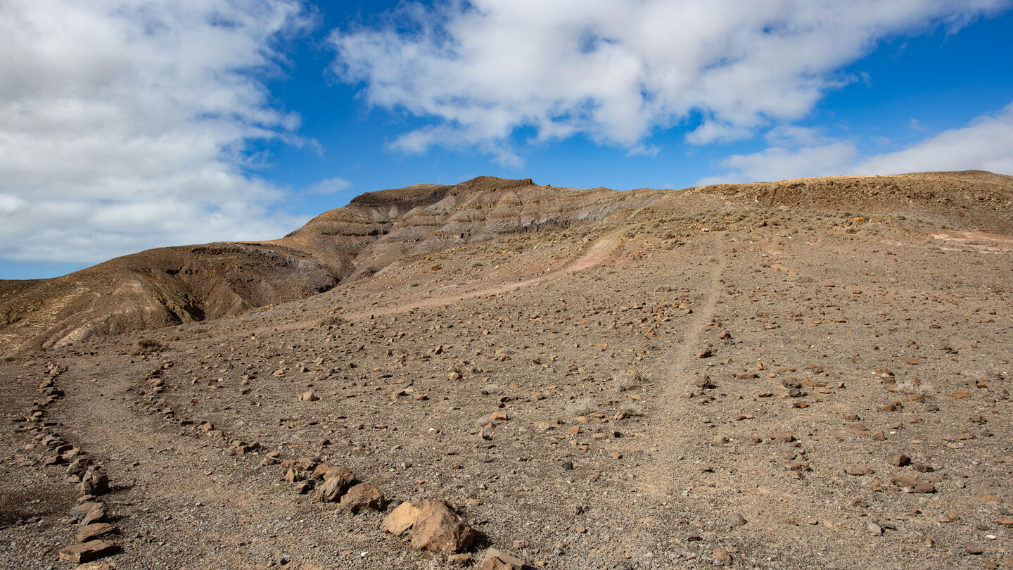 der Fernwanderweg GR 131 beim Abstieg nach Cardón