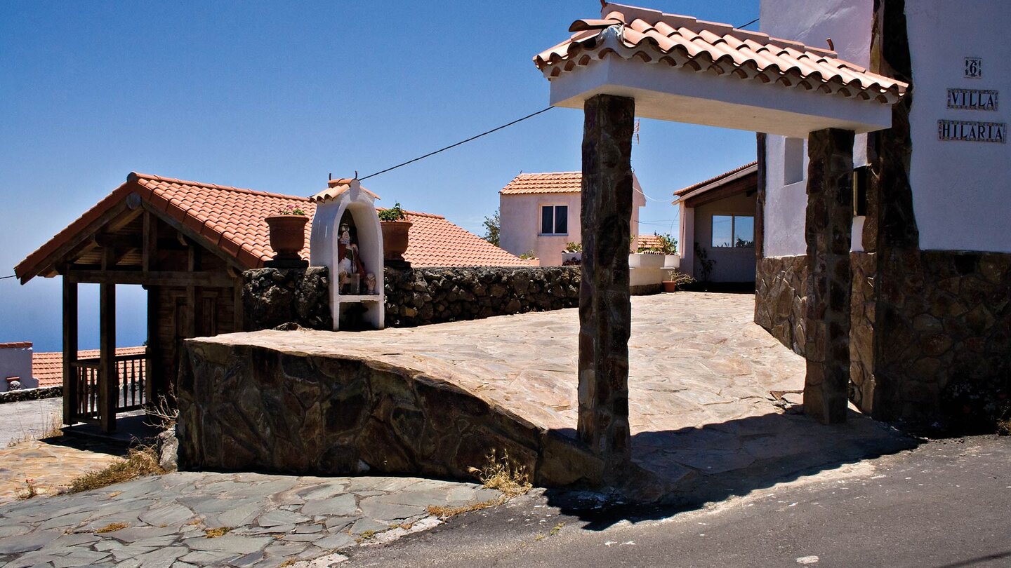 typisches Ortsbild an der Hauptstraße von Isora auf El Hierro