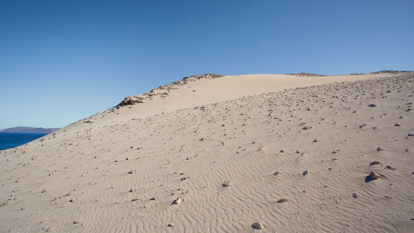 Aufstieg von der Küste durch die Dünenlandschaft