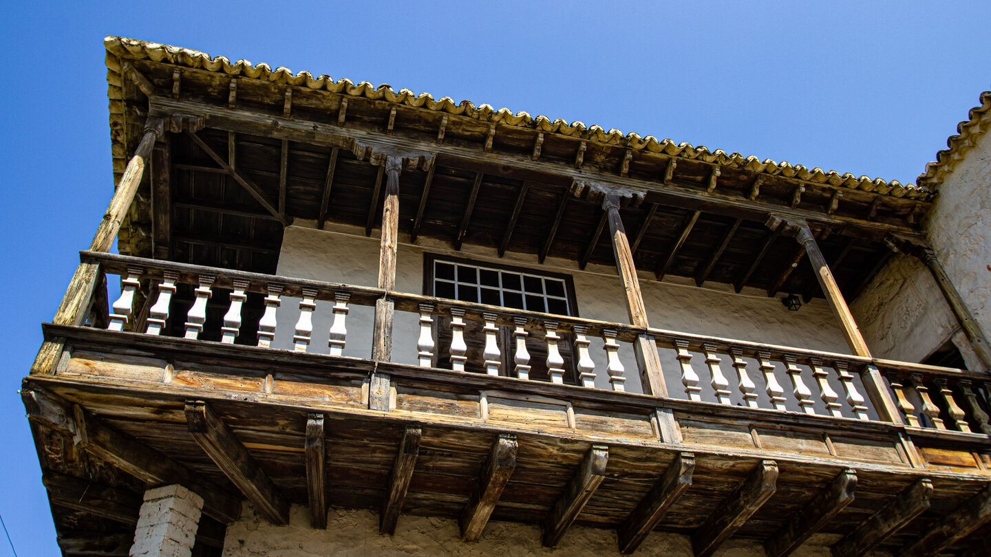 historischer Holzbalkon in der Altstadt von Tazacorte