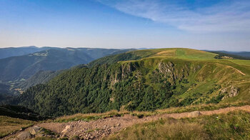 Blick auf den Bergkamm der Spitzkoepfe am Fernwanderweg GR 5