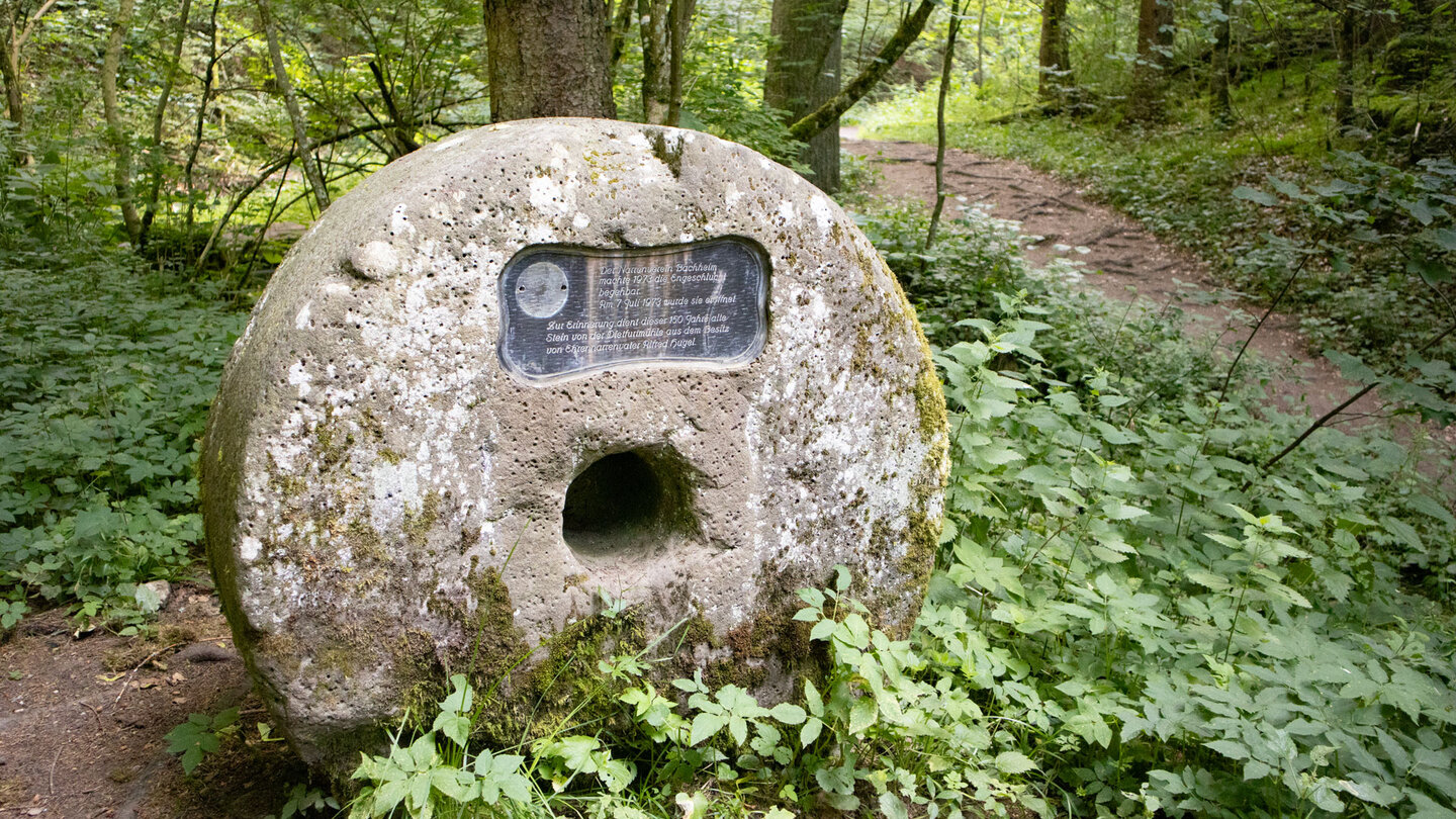 historischer Mühlstein am Beginn der Engeschlucht