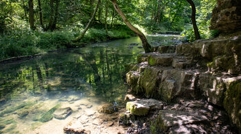 Wanderpfad über Muschelkalkfelsen in der Gauchachschlucht