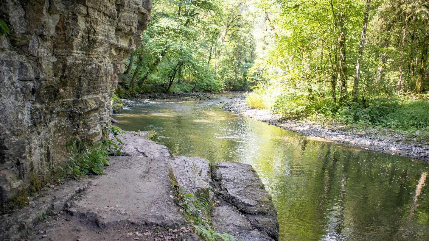 Wanderweg über Felsterrassen nahes des Wutachaustritts