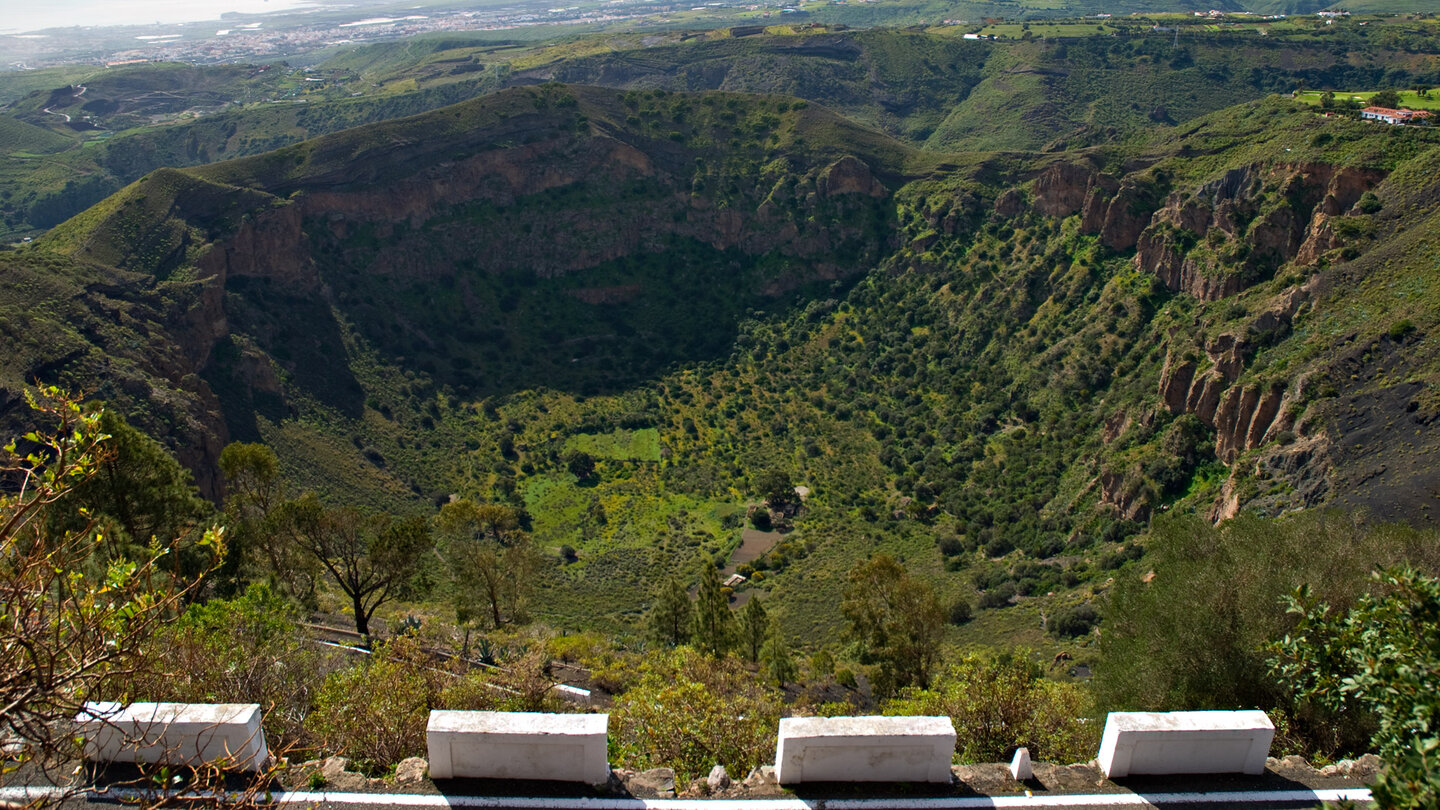 Ausblick vom Mirador in die Caldera de Bandama auf Gran Canaria