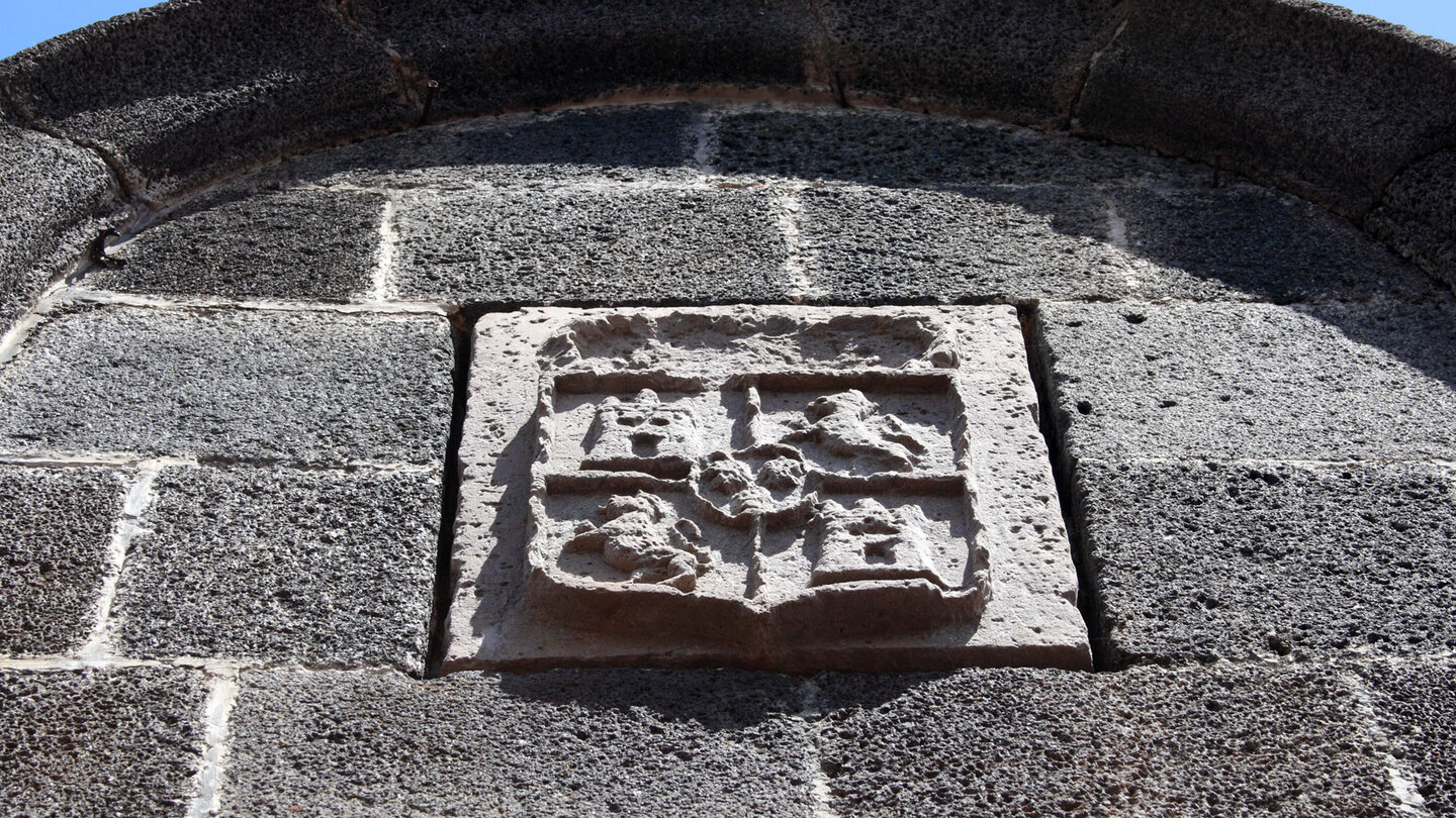 Wappen am Eingangsportal des Castillo de La Virgen in Santa Cruz de La Palma