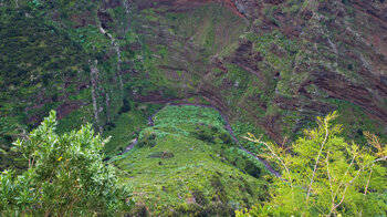 in tiefliegenden Kehren schlängelt sich der Barranco Fagundo auf La Palma in Richtung Atlantik