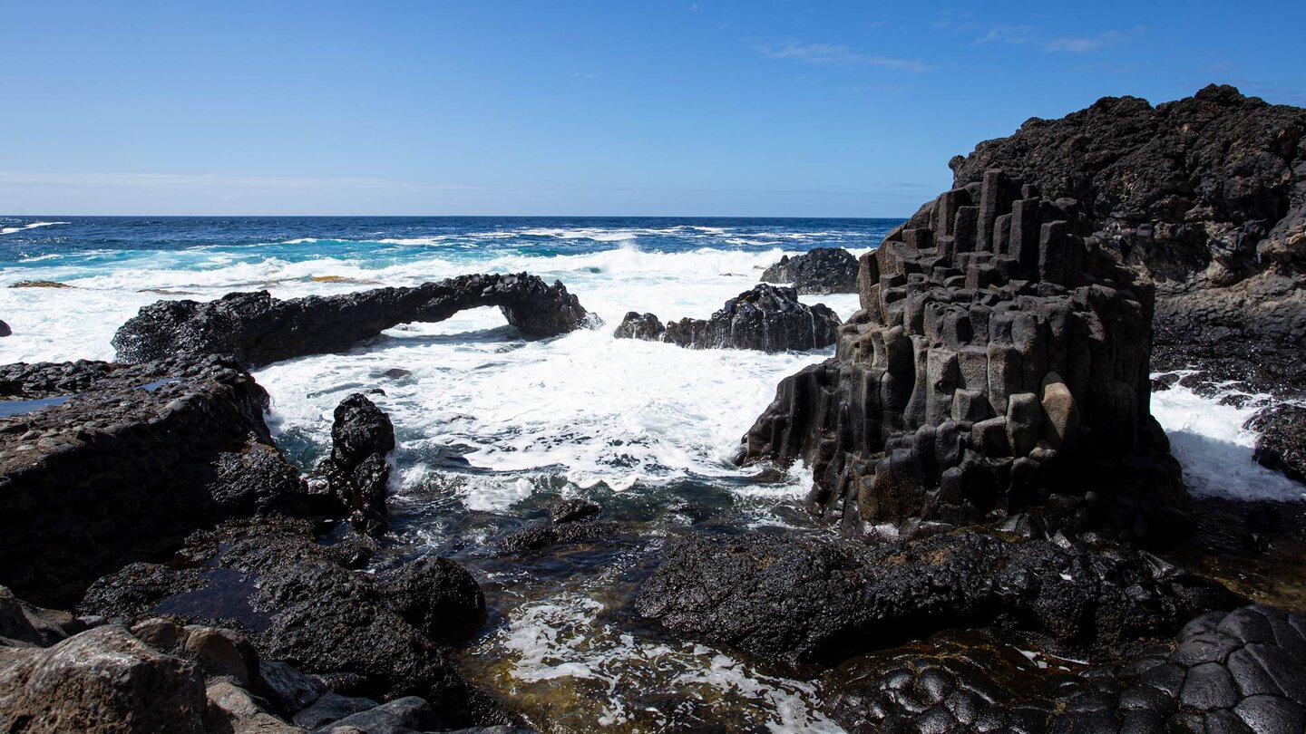 die wilde Bucht des Charco Azul de los Llanillos am Fuße der rauen Basaltküste im El Golfo Tal auf El Hierro