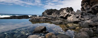 tosende Meeresbrandung sichert den regelmäßigen Wasseraustausch in die ruhigen Becken des Charco Azul auf El Hierro