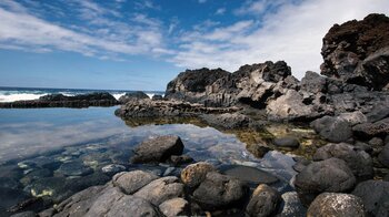 tosende Meeresbrandung sichert den regelmäßigen Wasseraustausch in die ruhigen Becken des Charco Azul auf El Hierro