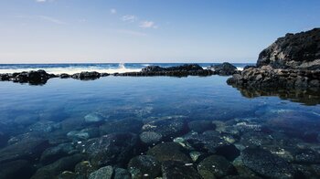 kristallklares Wasser am Charco Azul de los Llanillos auf El Hierro