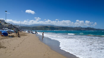 Blick entlang der Playa de las Canteras auf Gran Canaria