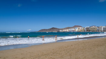 der feine Sandstrand an der Playa de las Canteras auf Gran Canaria