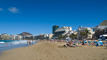 der schöne Stadtstrand der Playa de las Canteras auf Gran Canaria