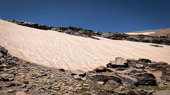 im Sommer halten sich Schneefelder in der Sierra Nevada