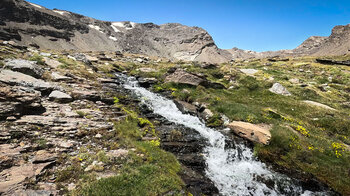 der Wasserfall Las Chorreras Negras mit dem Mulhacén