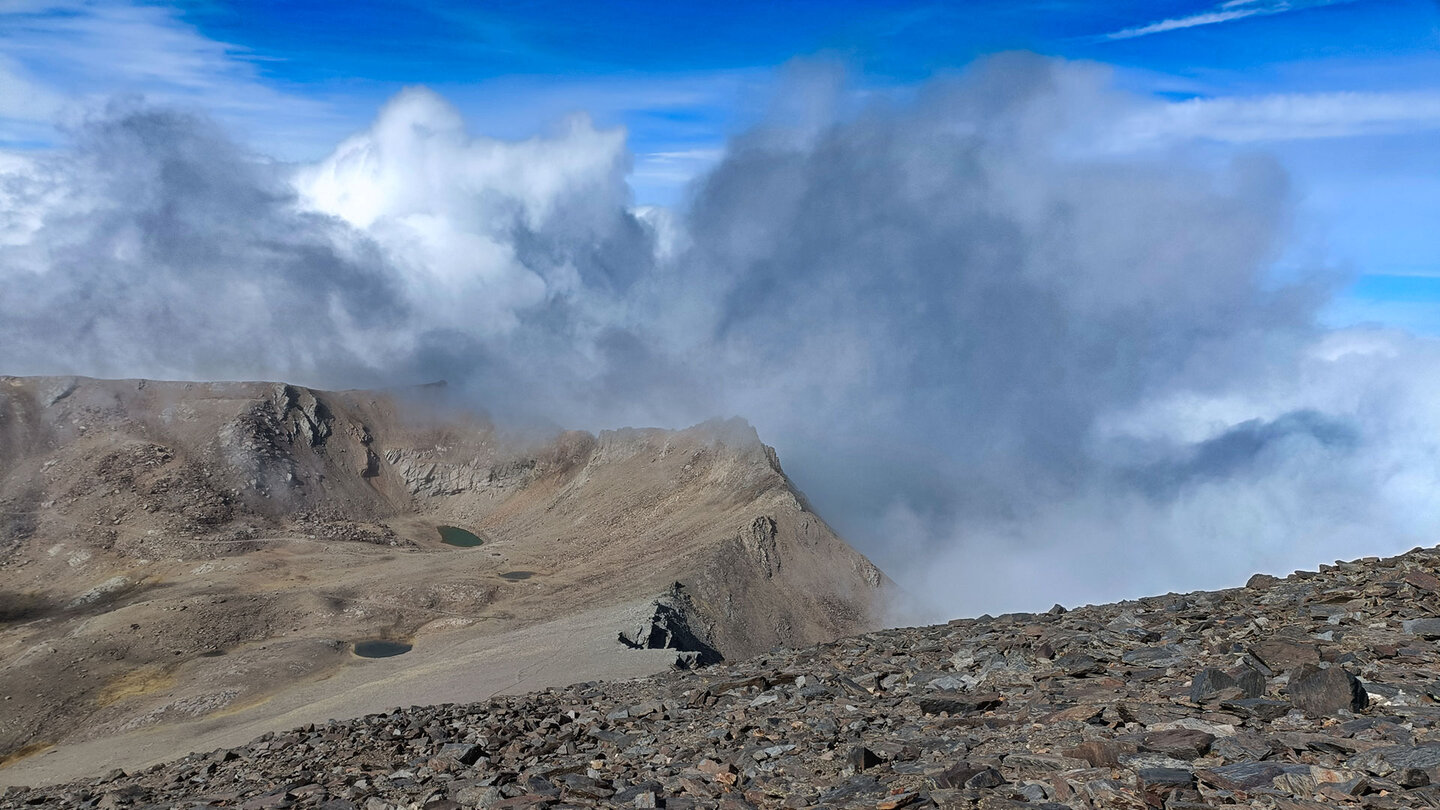 Blick zur Laguna de la Caldera beim Abstieg vom Mulhacén