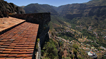 tief unterhalb des Mirador César Manrique liegt El Retamal auf La Gomera