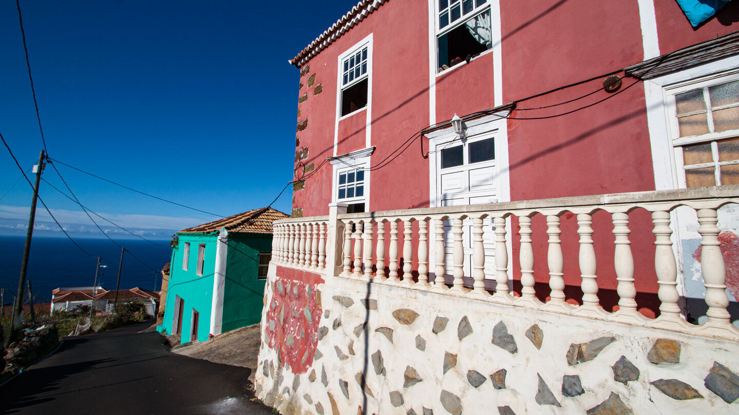 an Wohnhäusern vorbei führende Gasse Richtung Meer in Gallegos auf La Palma