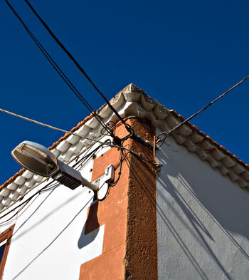 typisches Fassadendetail mit Stromversorgung und Straßenbeleuchtung in Gallegos auf La Palma