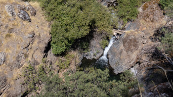 Aussicht auf kleinen Wasserfall des Rio Genil am Wanderweg Vereda de la Estrella