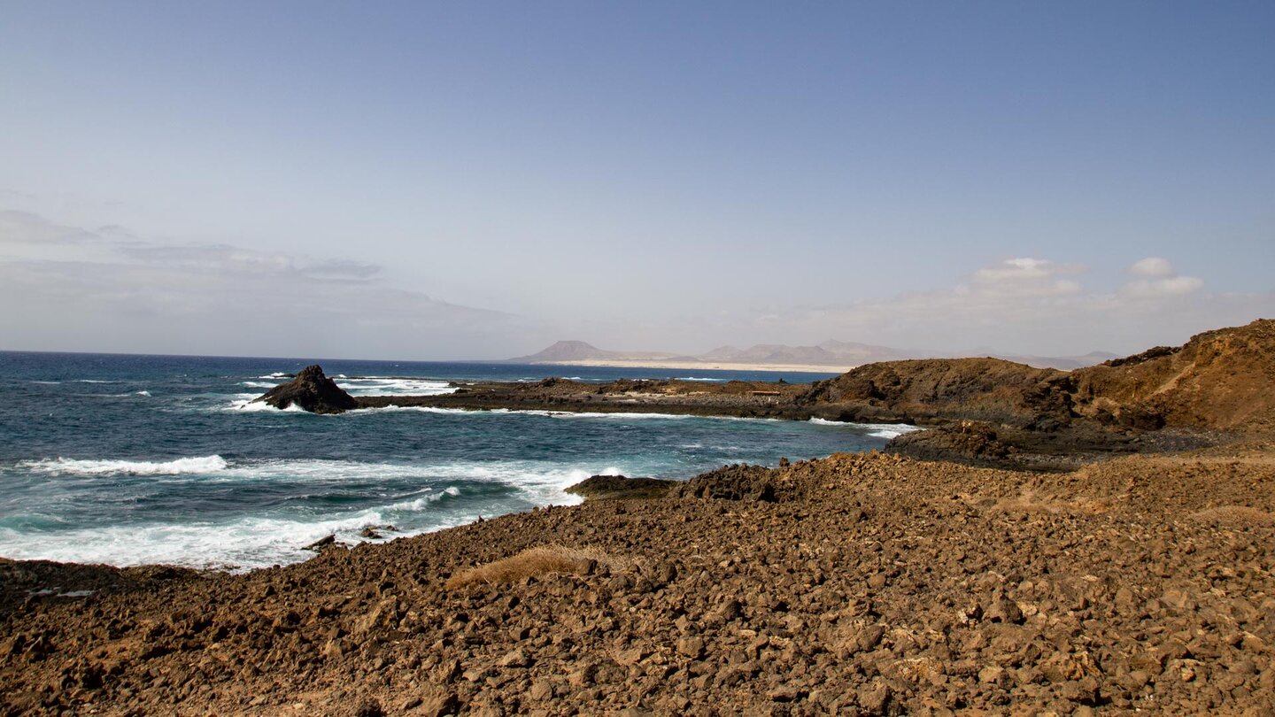 Blick bis nach Fuerteventura mit den Dünen von Corralejo