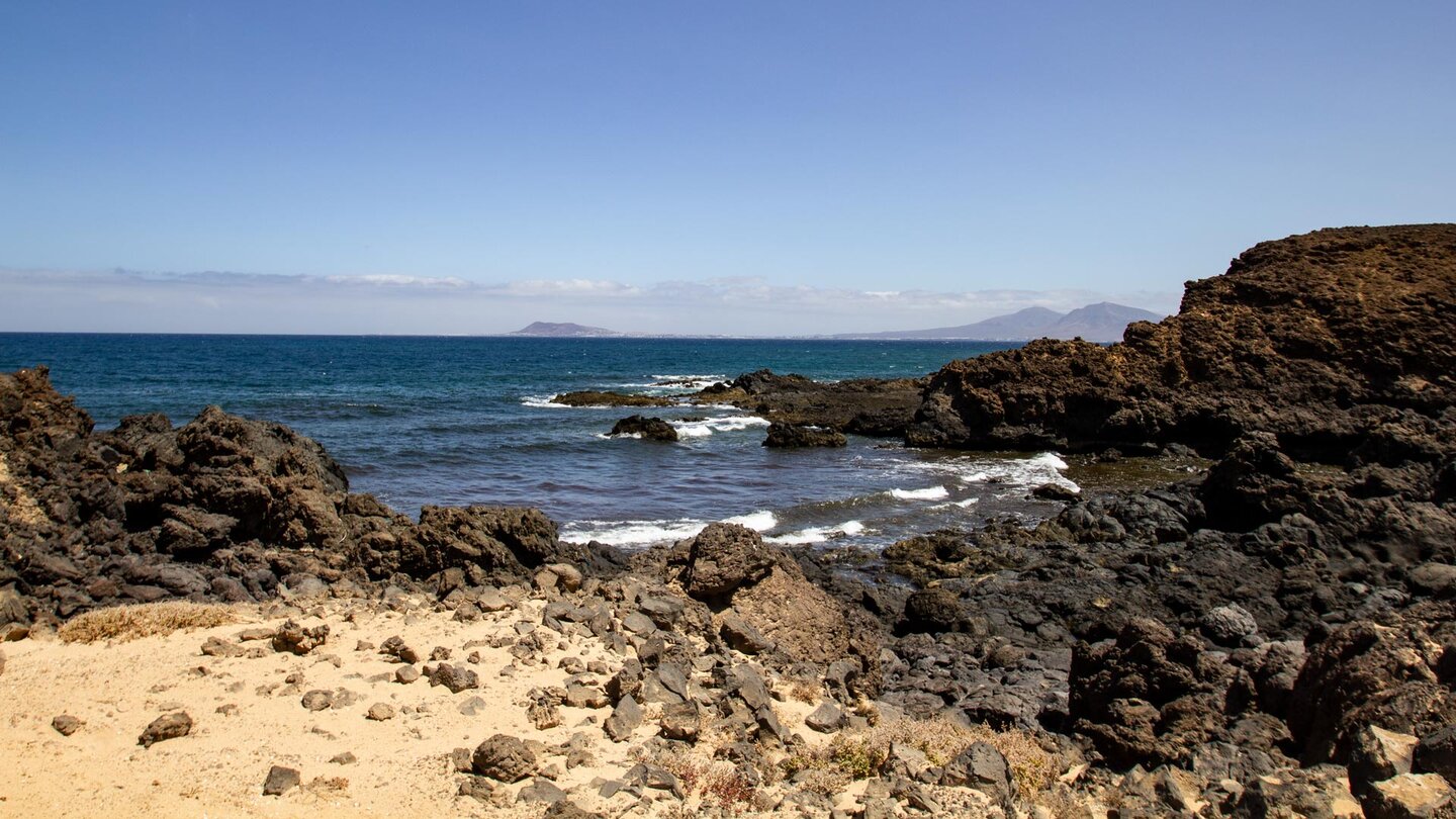 Ausblick nach Lanzarote zum Ajaches Gebirge und Playa Blanca mit dem Montaña Roja