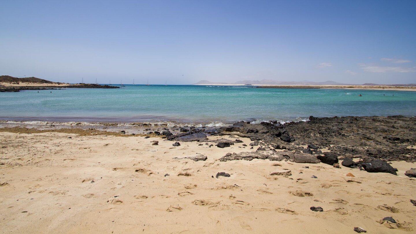 Blick über die Playa de la Calera bis Fuerteventura