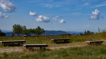 Bänke mit Panoramablick vom Schliffkopf