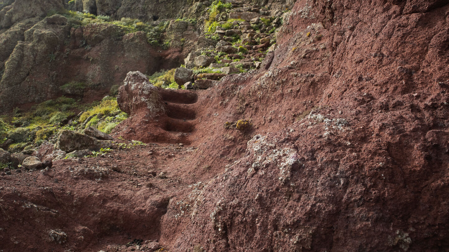 der Wanderpfad am Risco-Steig führt über Felstreppen