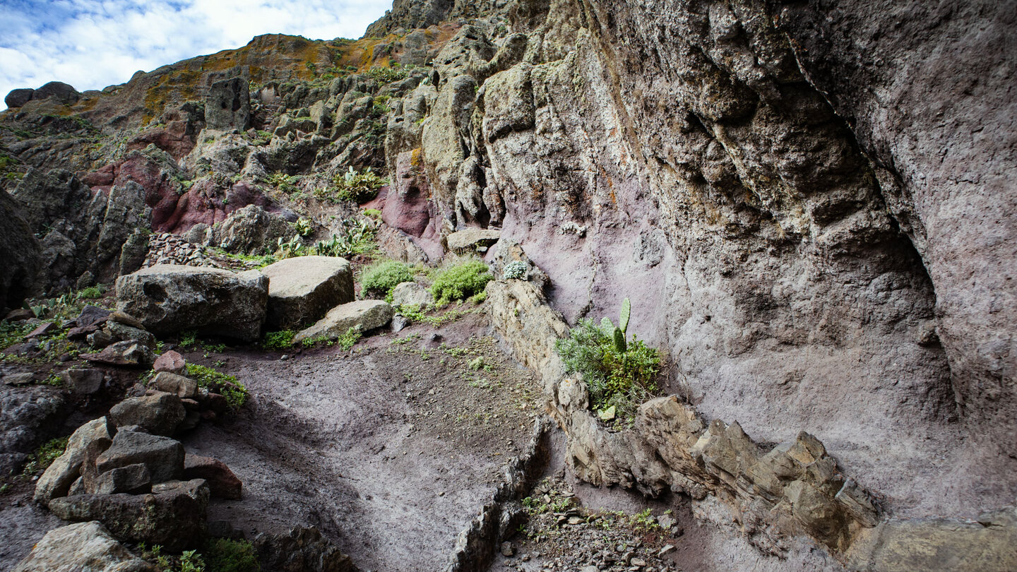 buntes Erosionsgestein am Wanderweg