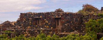 traditionelles Haus in den Weinfeldern um Guarazoca auf El Hierro