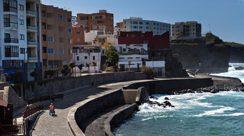 Blick entlang der Küstenpromenade in Bajamar auf Teneriffa