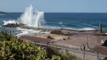 Blick zum Atlantik über das Naturschwimmbad in Bajamar auf Teneriffa