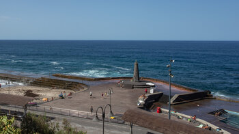 der zentrale Platz am Leuchtturm Faro de Bajamar beim Naturschwimmbad in Bajamar auf Teneriffa