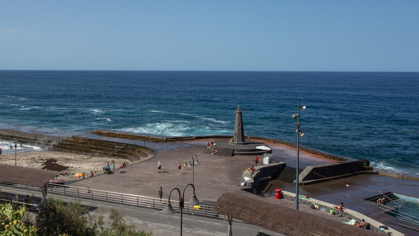 der zentrale Platz am Leuchtturm Faro de Bajamar beim Naturschwimmbad in Bajamar auf Teneriffa