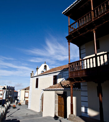 doppelstöckiger traditioneller Holzbalkon in El Paso