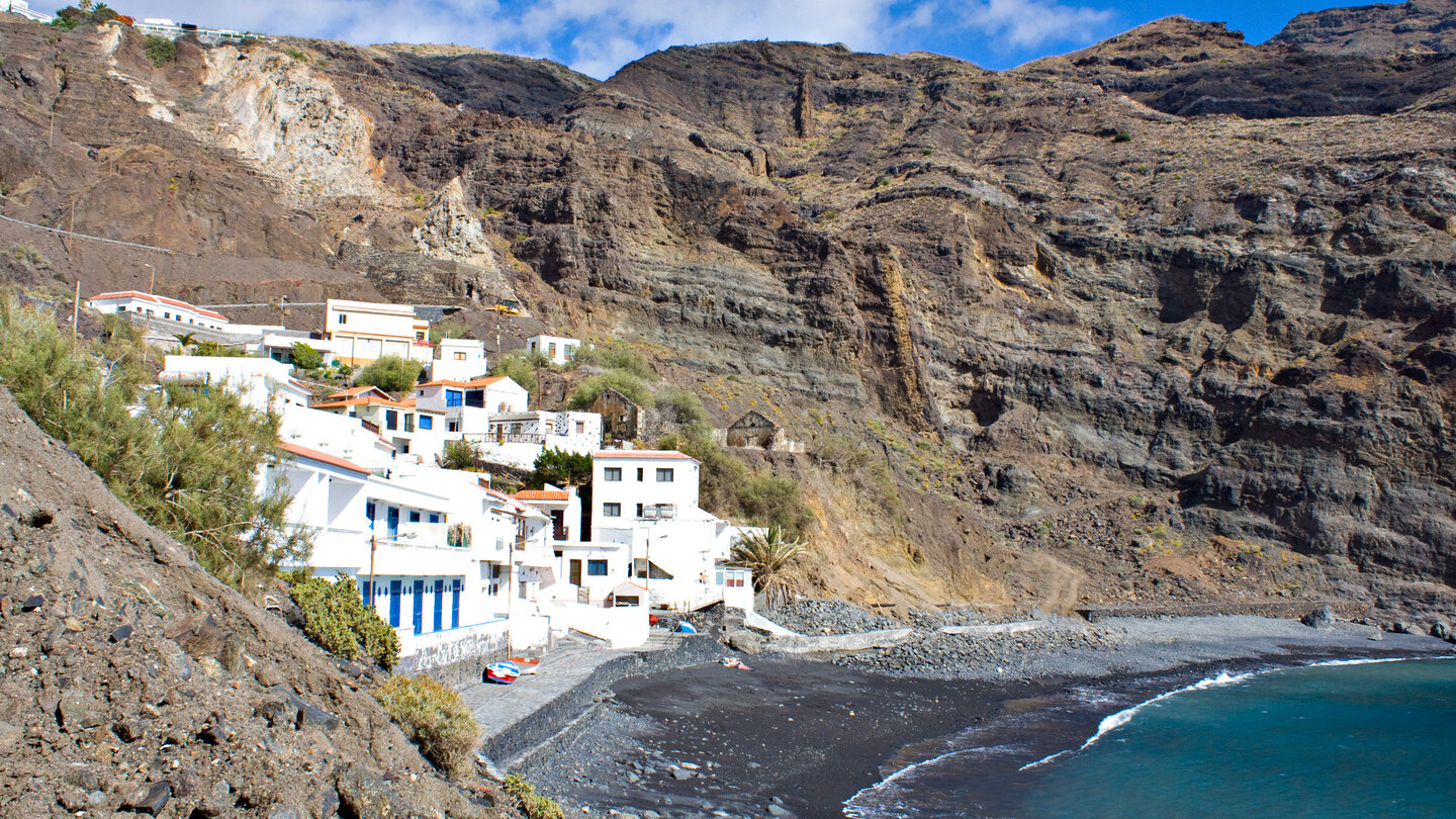 ein paar Fincas stehen an der Bucht der Playa de Alojera