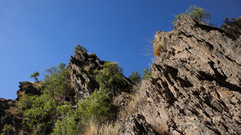 Felsformationen entlang der Wanderroute im Tal des Río Genil