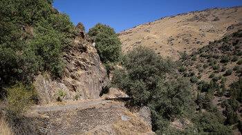 Steinmauern befestigter Wanderweg PR A 24 in der Sierra Nevada