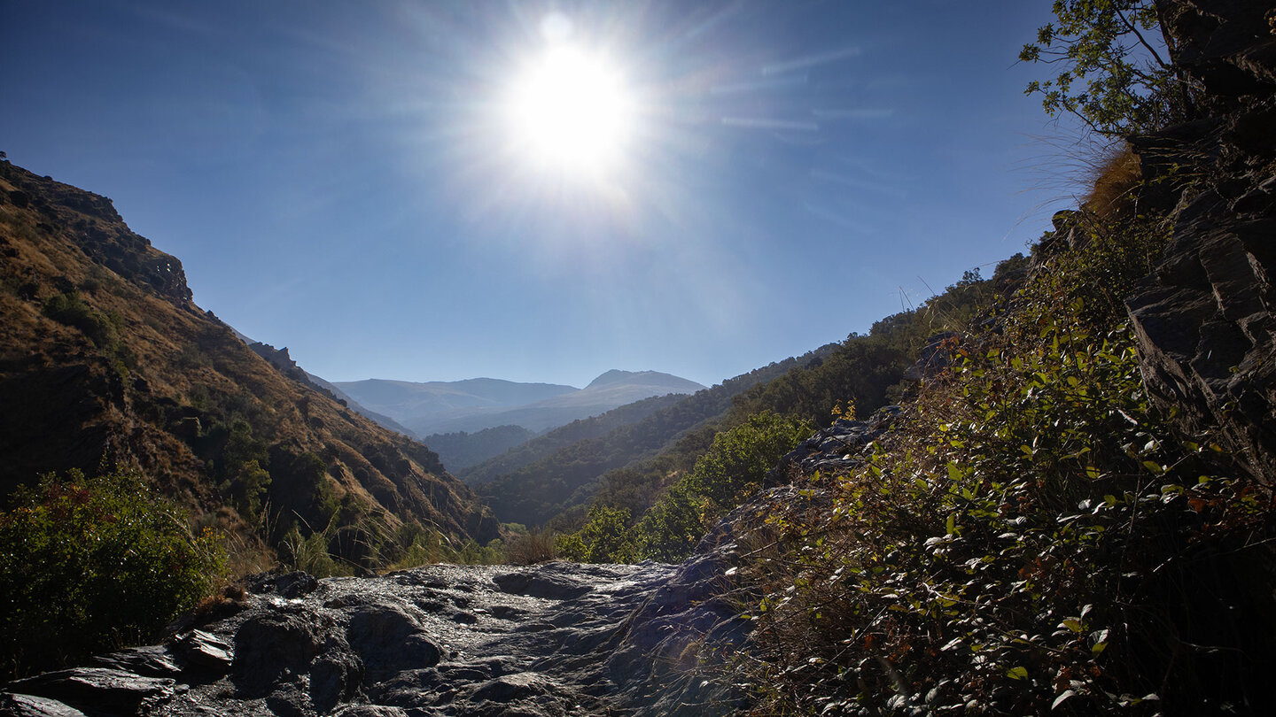 Panoramablicke auf Berg und Schluchten der Sierra Nevada