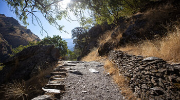 Schichtmauern begleiten den Wanderweg im Genil-Tal