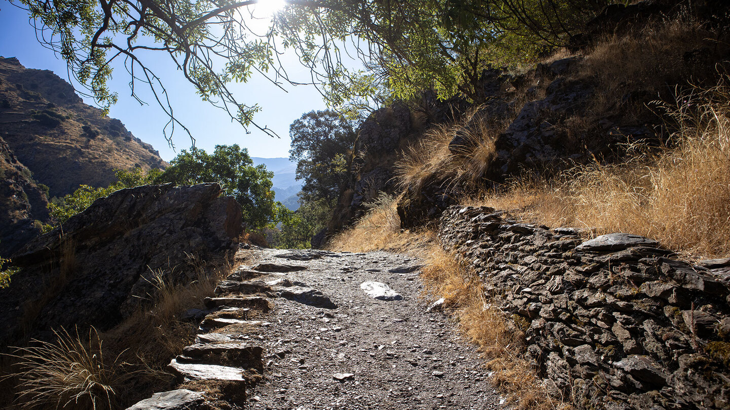 Schichtmauern begleiten den Wanderweg im Genil-Tal