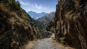 Panarama der Gipfel der Sierra Nevada vom Wanderweg